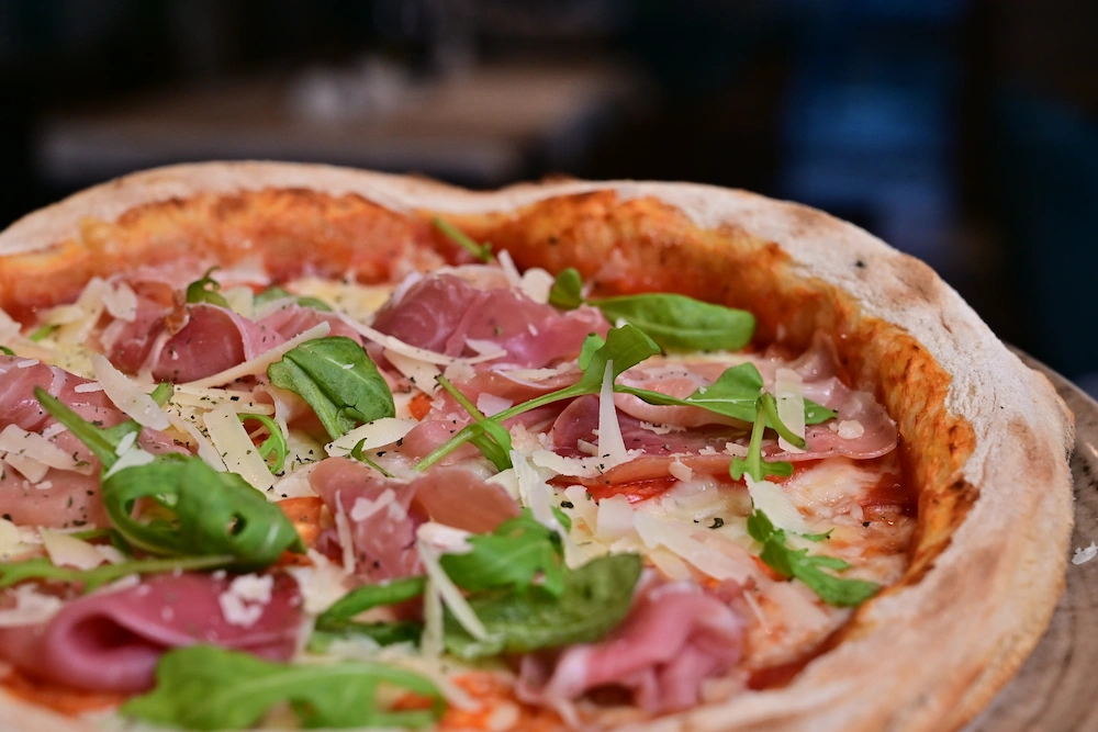 pizza_sa_salamom_i_sirom